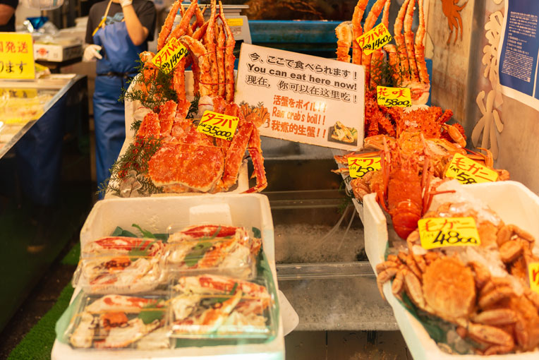 今も変わらぬ人気スポット！誰でも楽しめる『築地場外市場』の人気グルメやお買物情報をご案内！